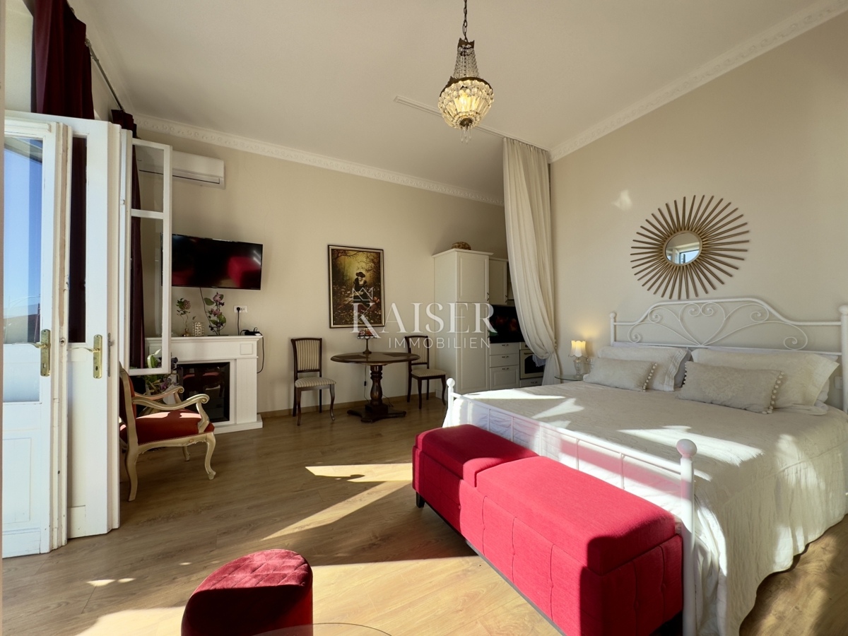 Opatija – Garsonjera v zgodovinski vili v 2. vrsti do morja s parkiriščem, teraso in čudovitim razgledom