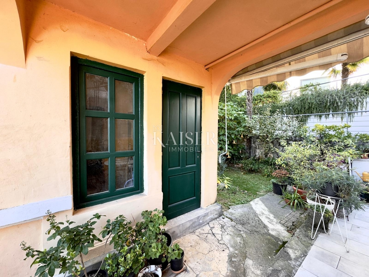 Opatija – Dva studia v zgodovinski vili 2. vrsta do morja, terasa, vrt, 2 parkirni mesti