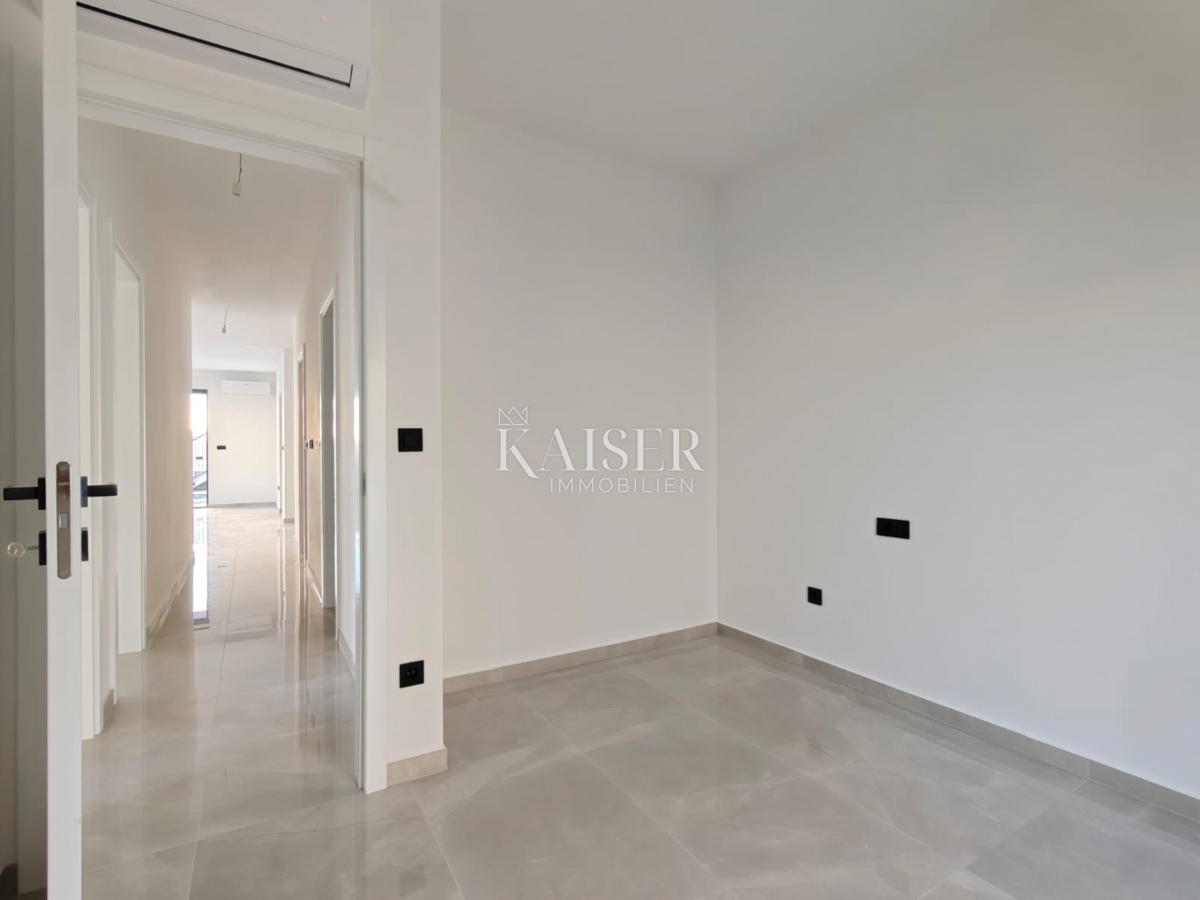 Stanovanje Okrug Gornji, Okrug, 80,08m2