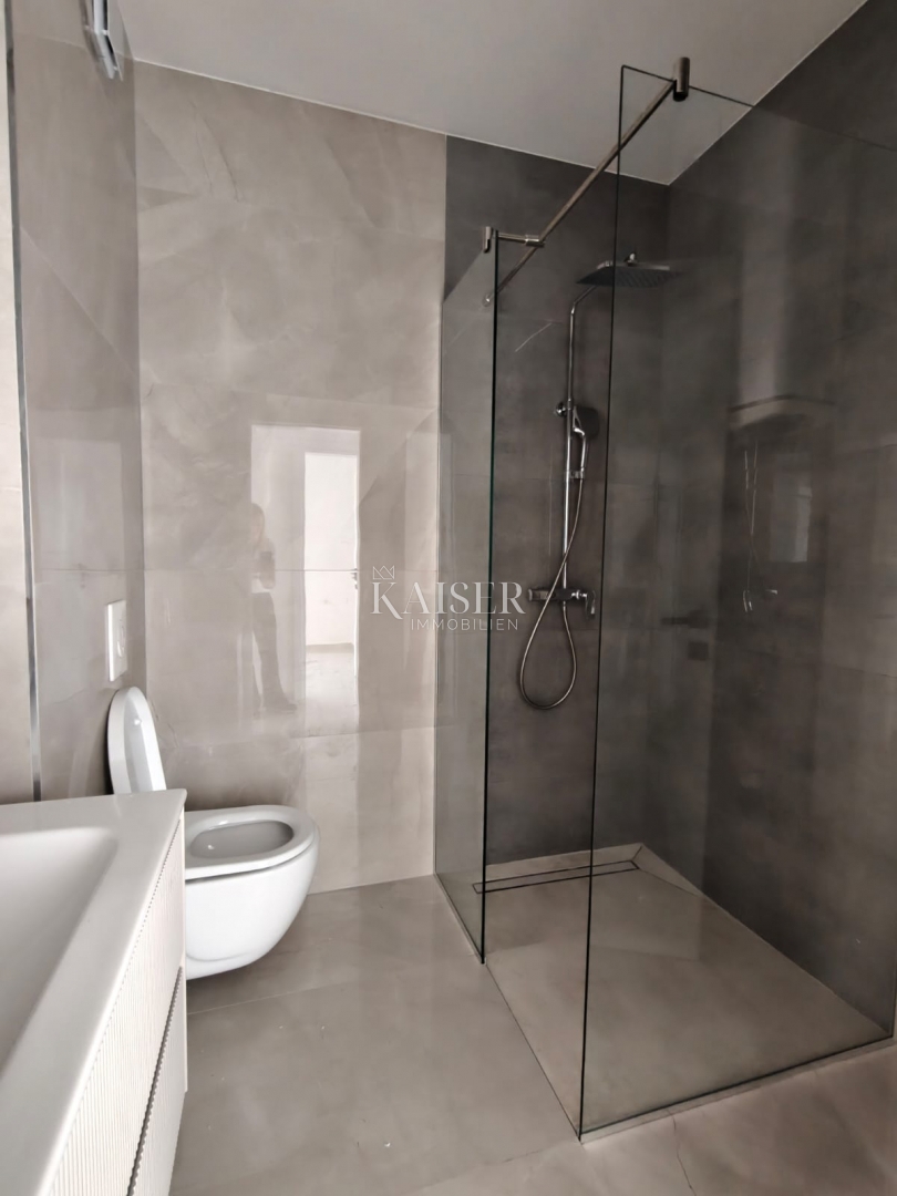 Stanovanje Okrug Gornji, Okrug, 80,08m2