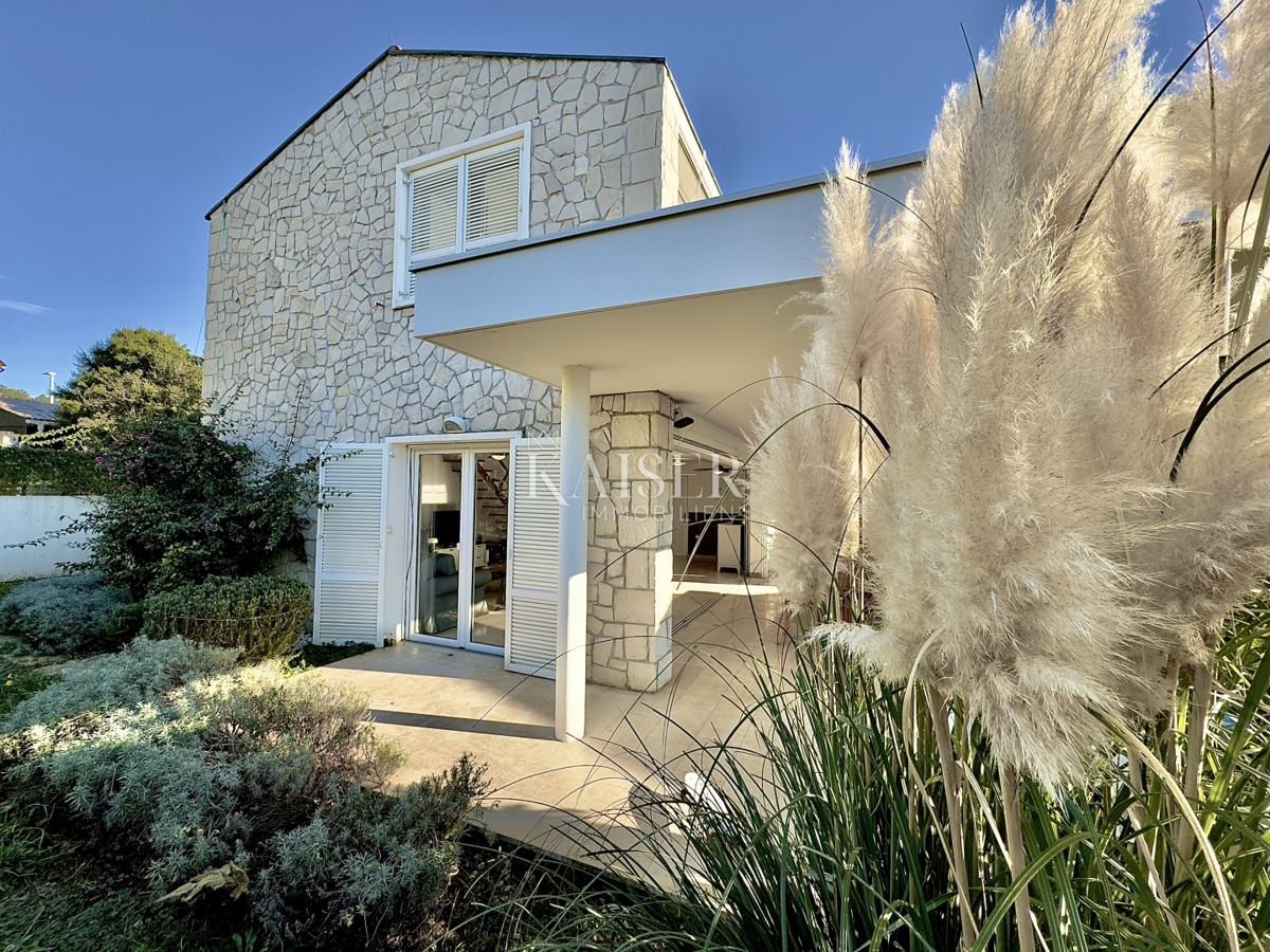 Pag, Potočnica - Družinska vila z bazenom in čudovitim razgledom 100 m od plaže