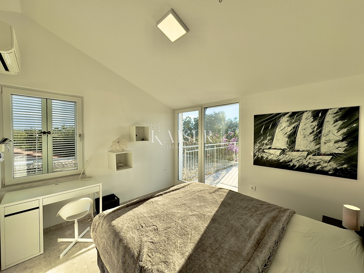 Pag, Potočnica - Družinska vila z bazenom in čudovitim razgledom 100 m od plaže