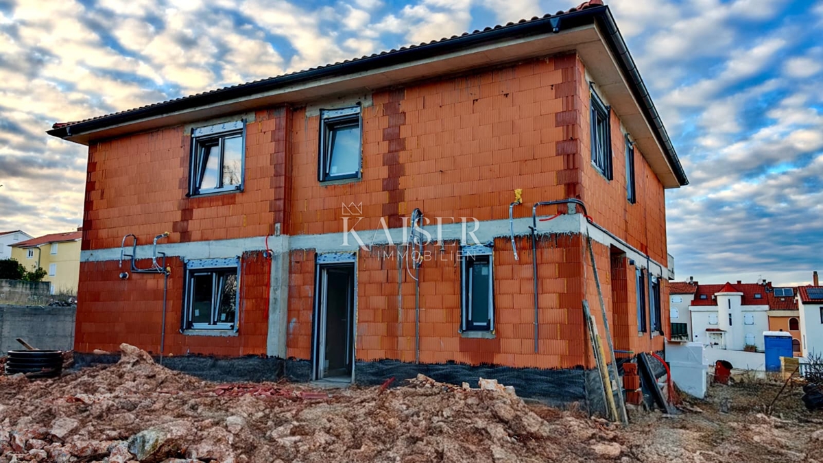 Otok Krk, Malinska - moderna polsamostojna hiša 120m2 v bližini morja