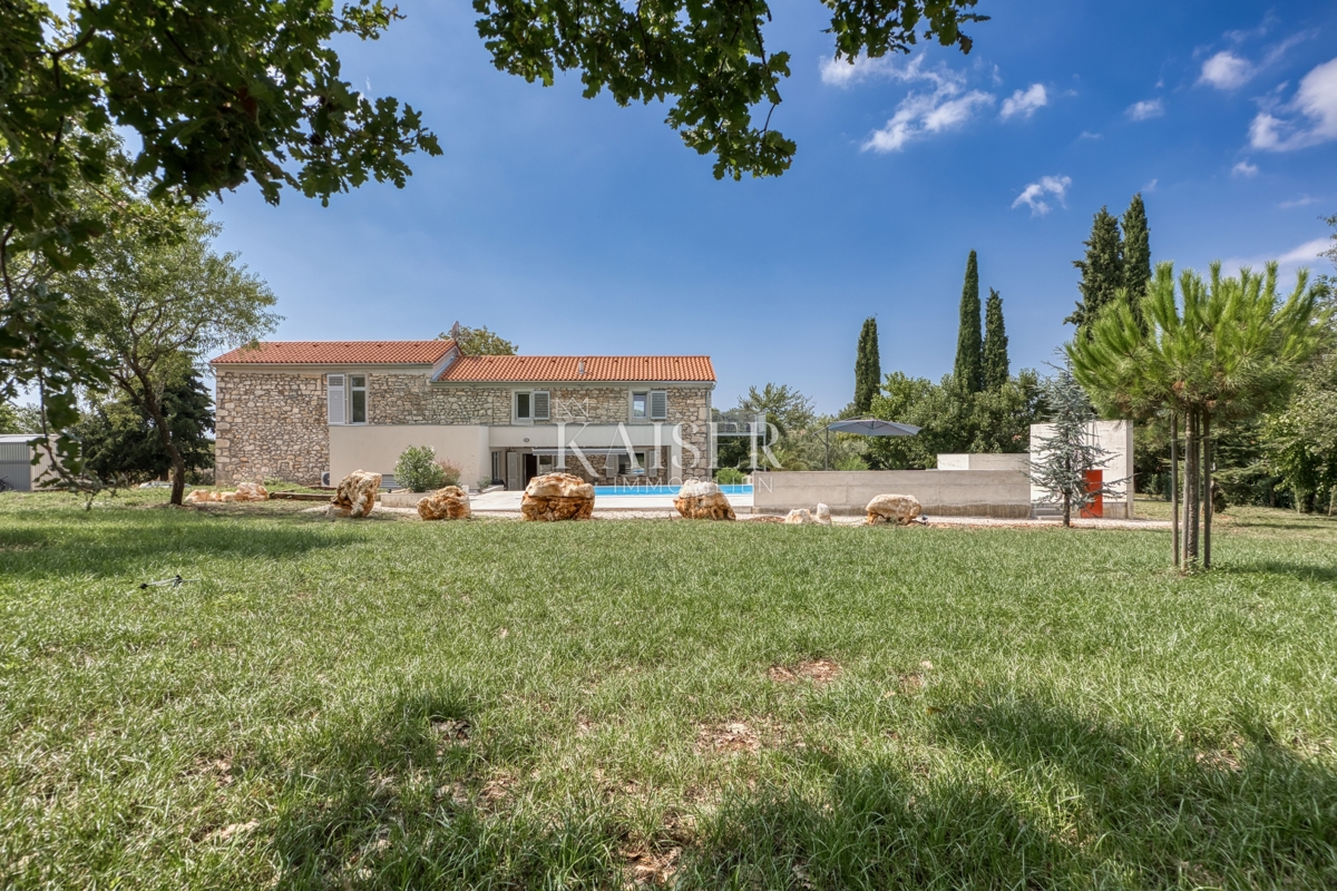 Istra, Višnjan - Ekskluzivna vila 300m2 na 7.000 m²