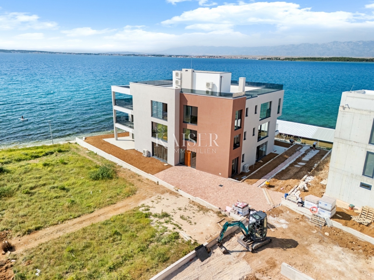 Zadar – Privlaka | Dvonadstropno stanovanje v prvi vrsti do morja s teraso in parkiriščem