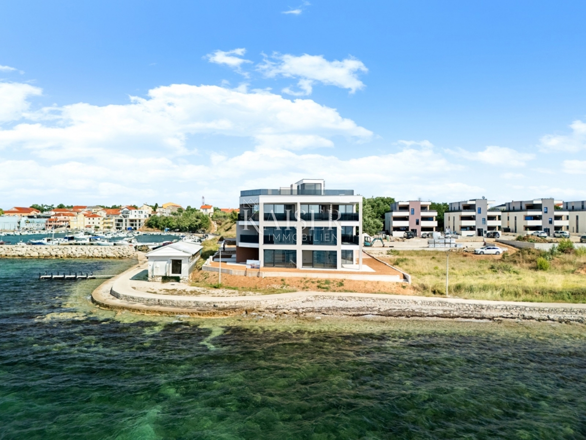 Zadar – Privlaka | Dvonadstropno stanovanje v prvi vrsti do morja s teraso in parkiriščem