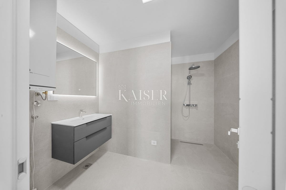 Zadar – Privlaka | Dvonadstropno stanovanje v prvi vrsti do morja s teraso in parkiriščem