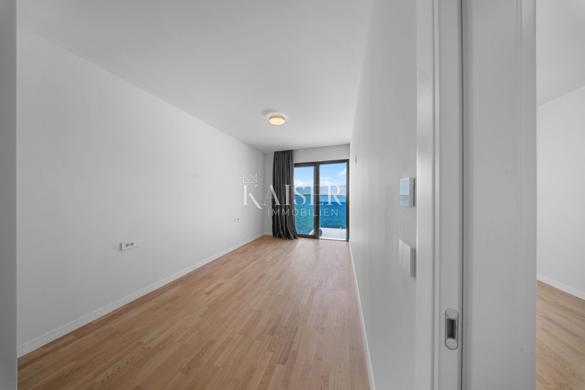 Zadar – Privlaka | Dvonadstropno stanovanje v prvi vrsti do morja s teraso in parkiriščem