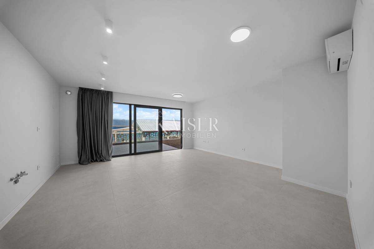 Zadar – Privlaka | Dvonadstropno stanovanje v prvi vrsti do morja s teraso in parkiriščem