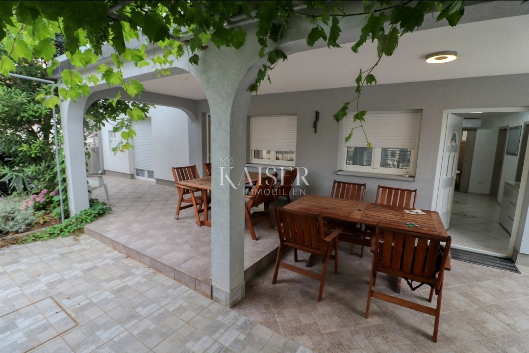 Zadar, Vir: hiša s 4 apartmaji 100m od morja