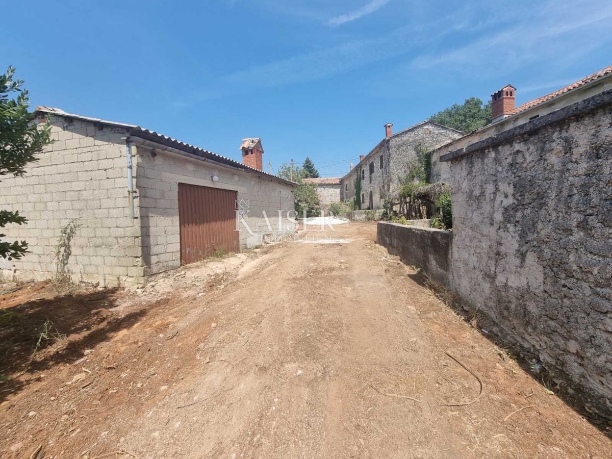 Istra - ruševina na parceli 1500 m2