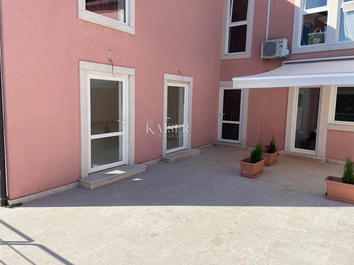 Istra, Novigrad - Stanovanje 35 m2 + loža 5 m2 in poslovni prostor 95 m2