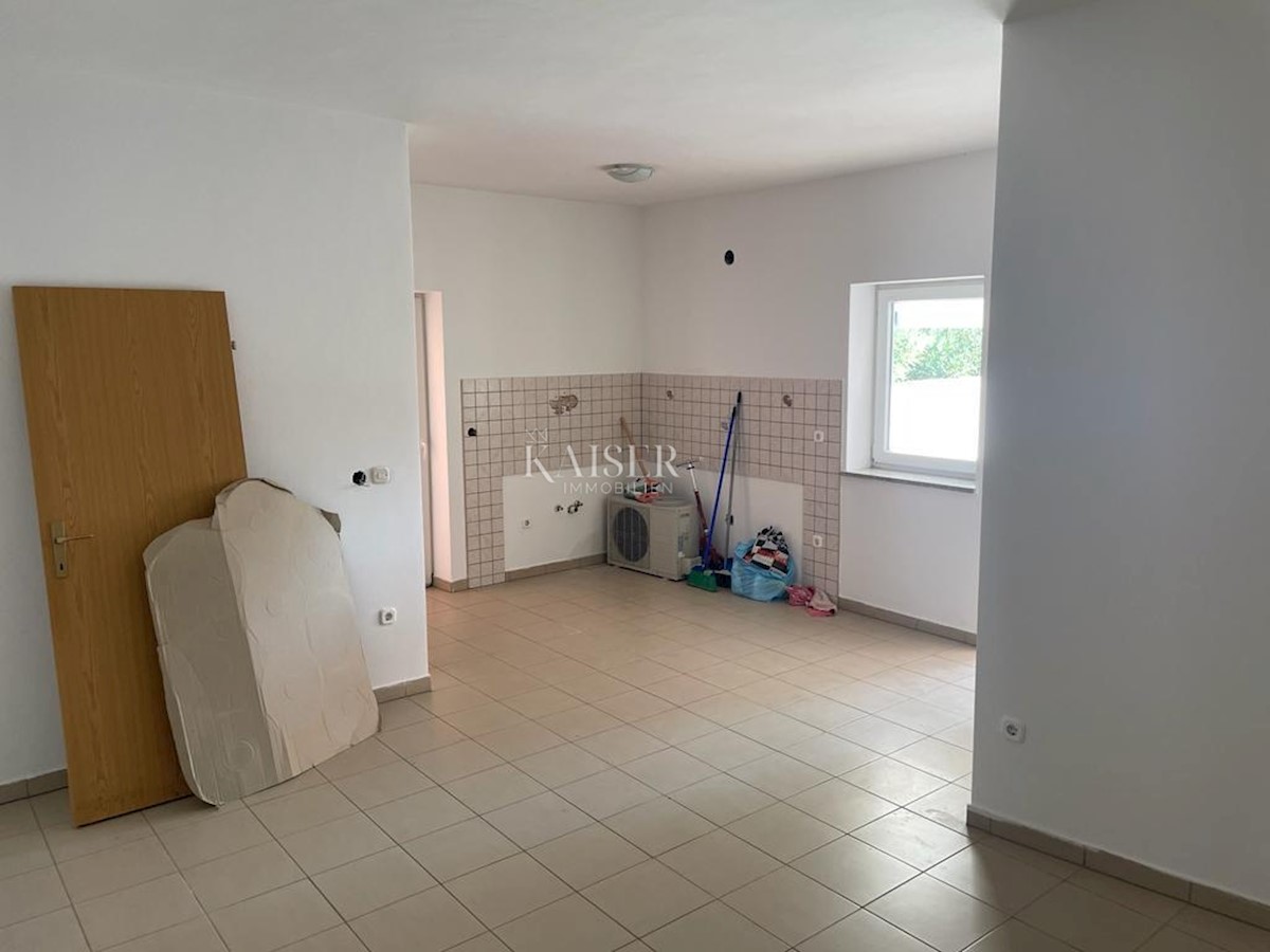 Istra, Novigrad - Stanovanje 35 m2 + loža 5 m2 in poslovni prostor 95 m2