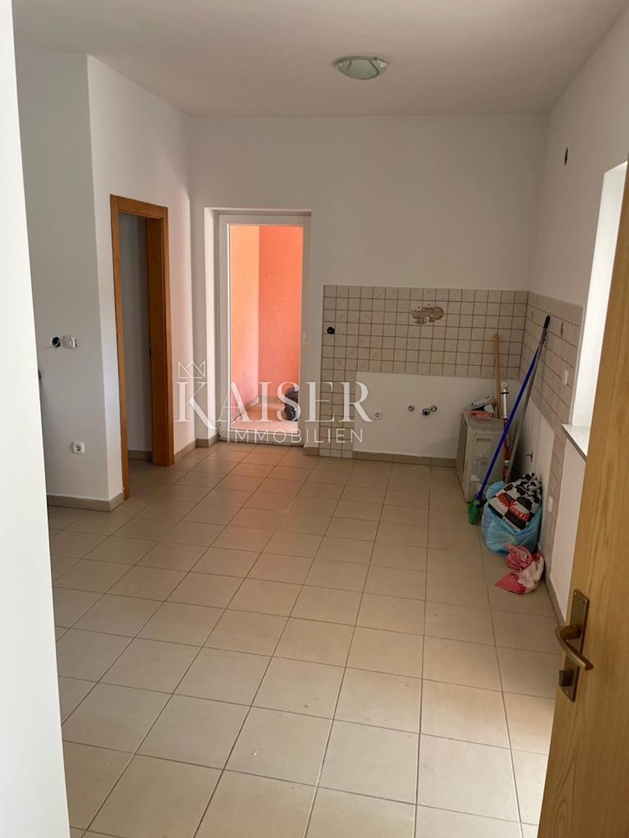 Istra, Novigrad - Stanovanje 35 m2 + loža 5 m2 in poslovni prostor 95 m2