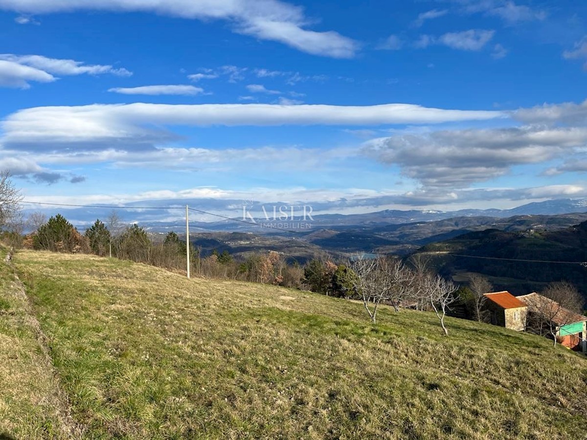 Istra, Motovun, gradbeno zemljišče s panoramskim razgledom