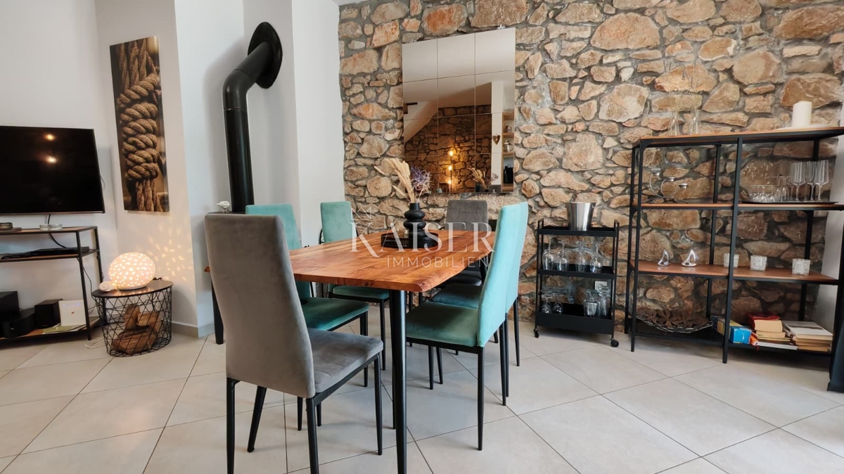 Otok Krk, Dobrinj - prenovljena kamnita hiša 105m2 z bazenom