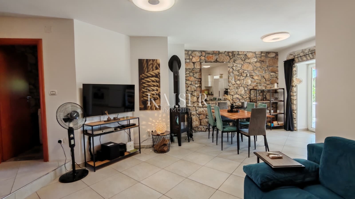 Otok Krk, Dobrinj - prenovljena kamnita hiša 105m2 z bazenom