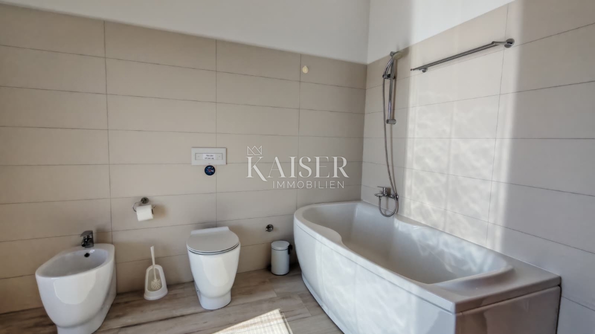 Otok Krk, Dobrinj - prenovljena kamnita hiša 105m2 z bazenom