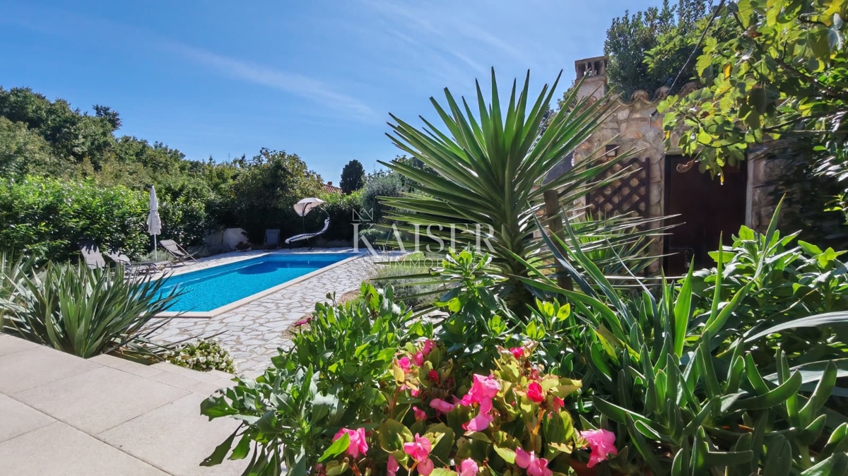 Otok Krk, Dobrinj - prenovljena kamnita hiša 105m2 z bazenom