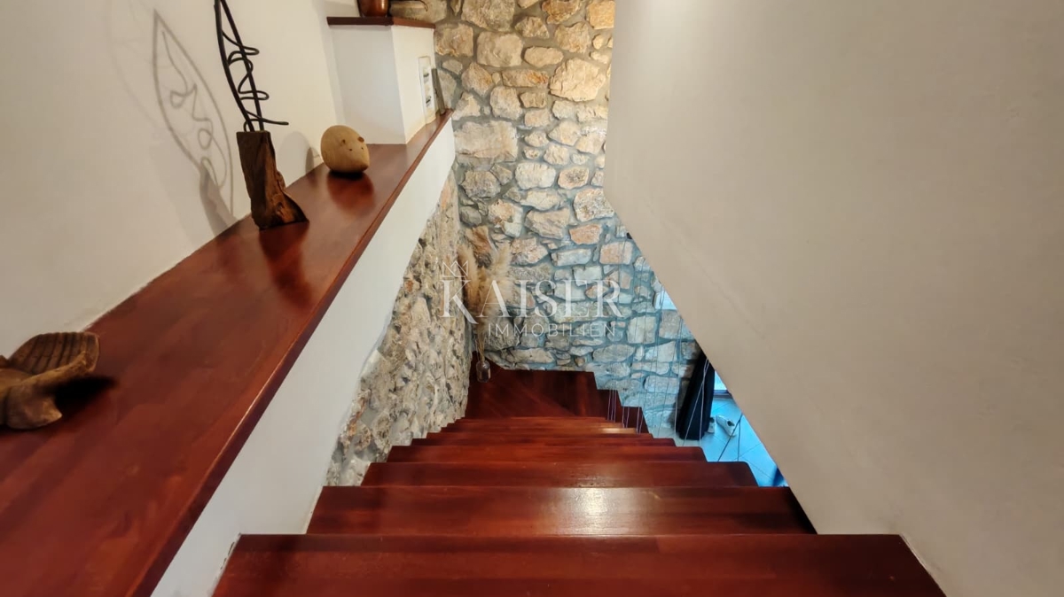 Otok Krk, Dobrinj - prenovljena kamnita hiša 105m2 z bazenom