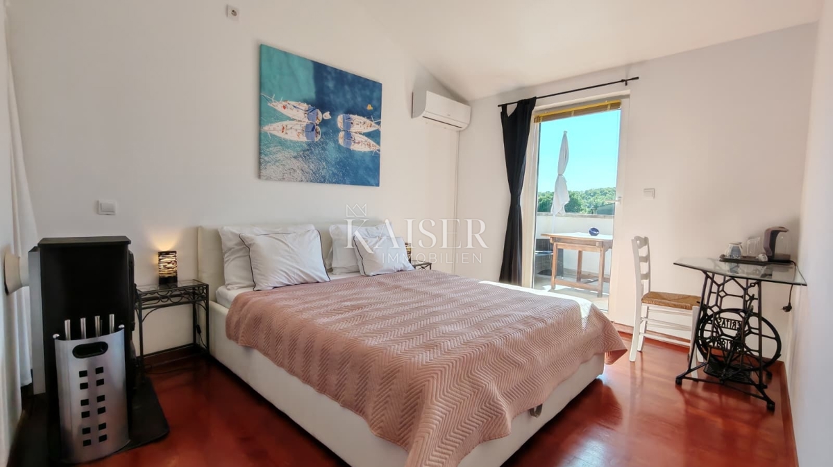 Otok Krk, Dobrinj - prenovljena kamnita hiša 105m2 z bazenom