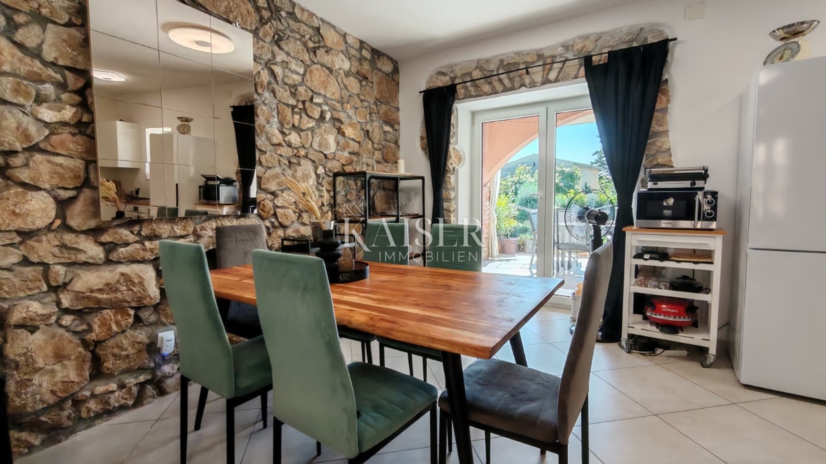 Otok Krk, Dobrinj - prenovljena kamnita hiša 105m2 z bazenom