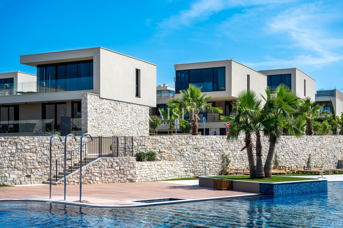 Istra, Umag, Savudrija - luksuzna vila v naselju, 275m2 - na voljo vse storitve v naselju