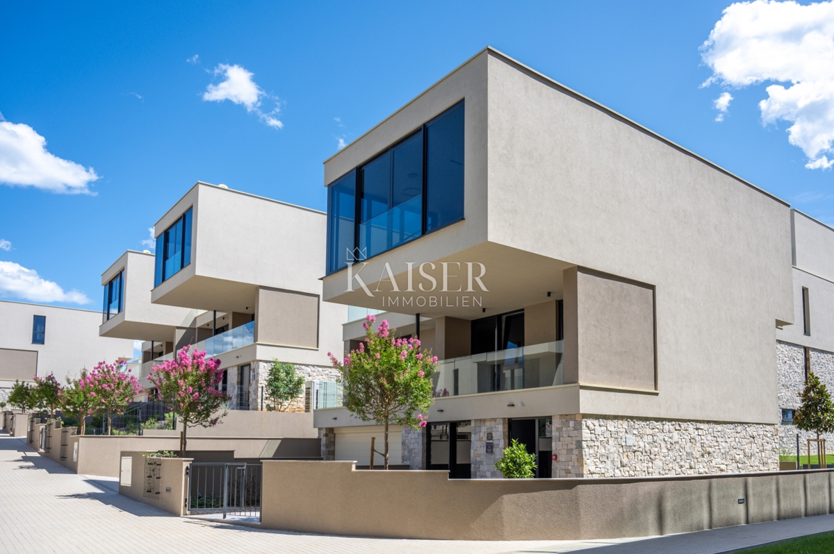 Istra, Umag, Savudrija - luksuzna vila v naselju, 275m2 - na voljo vse storitve v naselju