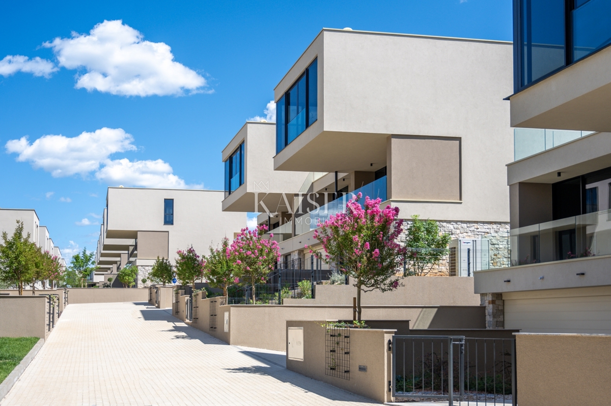 Istra, Umag, Savudrija - luksuzna vila v naselju, 275m2 - na voljo vse storitve v naselju