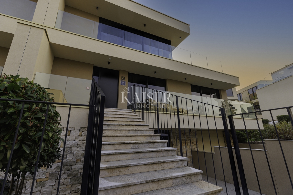 Istra, Umag, Savudrija - luksuzna vila v naselju, 275m2 - na voljo vse storitve v naselju