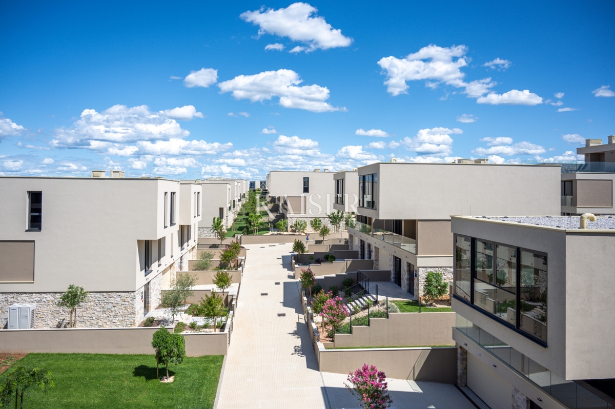 Istra, Umag, Savudrija - luksuzna vila v naselju, 275m2 - na voljo vse storitve v naselju