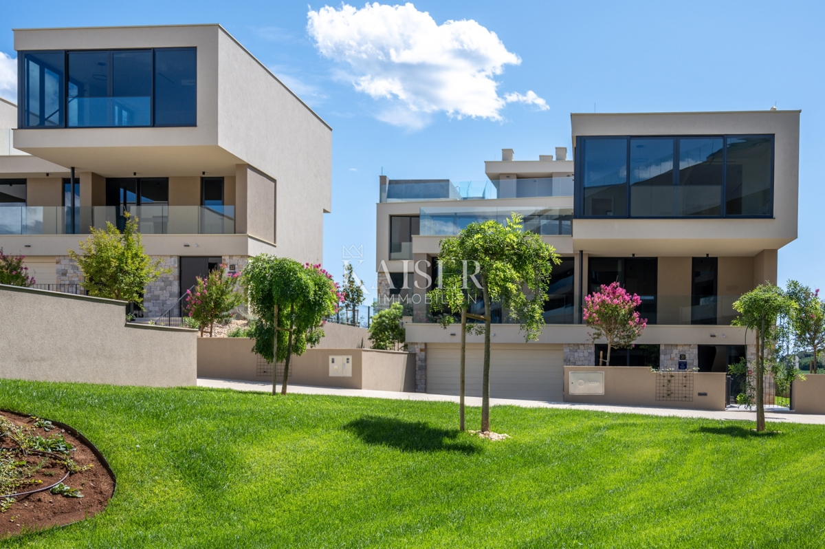 Istra, Umag, Savudrija - luksuzna vila v naselju, 275m2 - na voljo vse storitve v naselju