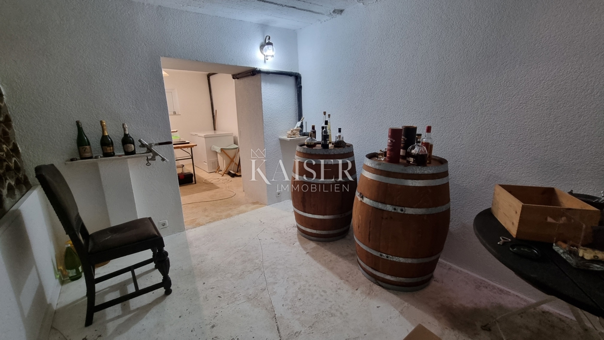 Bribir, Novi Vinodolski - Hiša z dvema stanovanjema, garažo in vrtom
