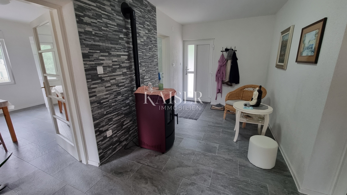 Bribir, Novi Vinodolski - Hiša z dvema stanovanjema, garažo in vrtom