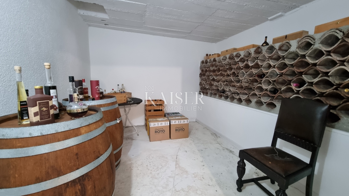 Bribir, Novi Vinodolski - Hiša z dvema stanovanjema, garažo in vrtom