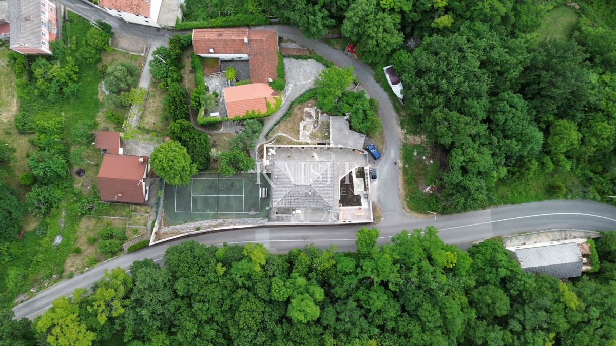 Bribir, Novi Vinodolski - Hiša z dvema stanovanjema, garažo in vrtom