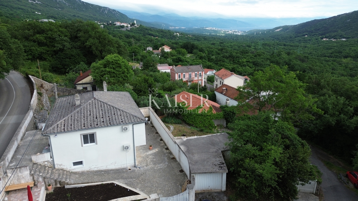 Bribir, Novi Vinodolski - Hiša z dvema stanovanjema, garažo in vrtom