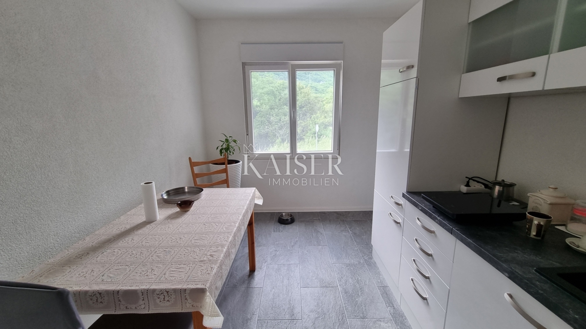 Bribir, Novi Vinodolski - Hiša z dvema stanovanjema, garažo in vrtom