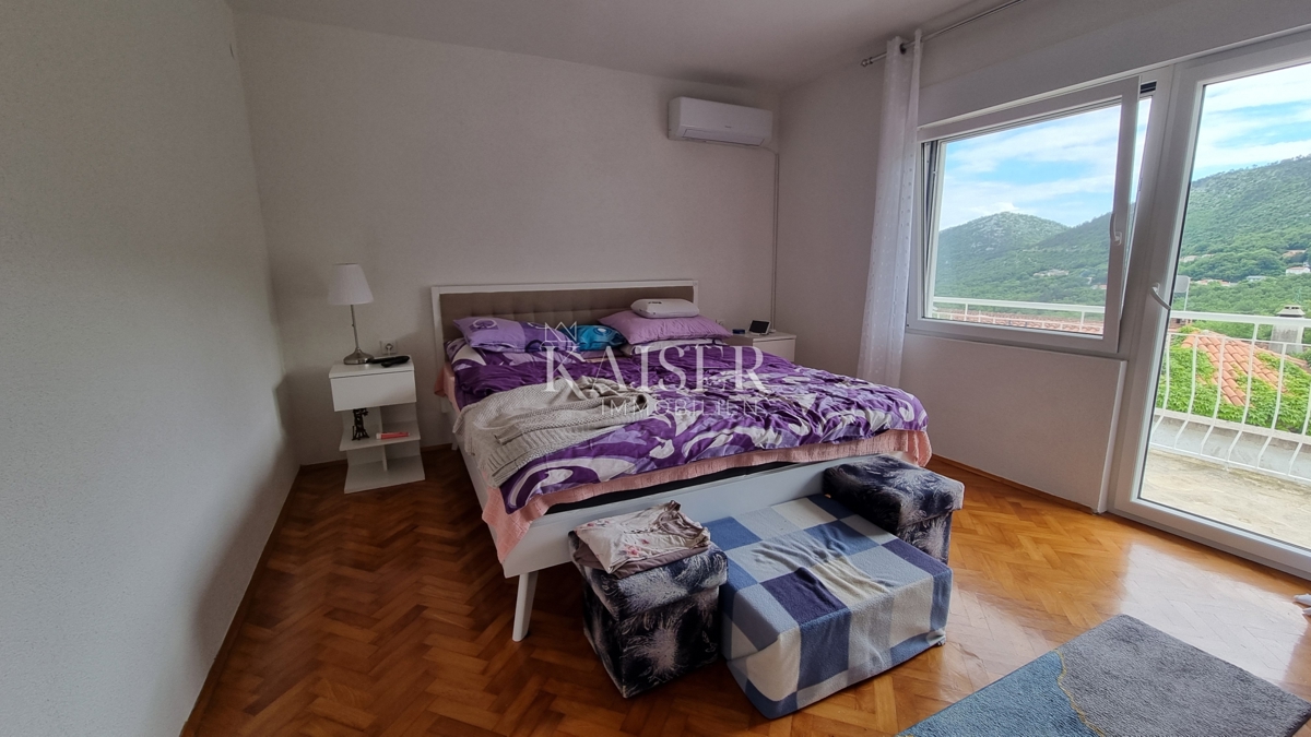 Bribir, Novi Vinodolski - Hiša z dvema stanovanjema, garažo in vrtom