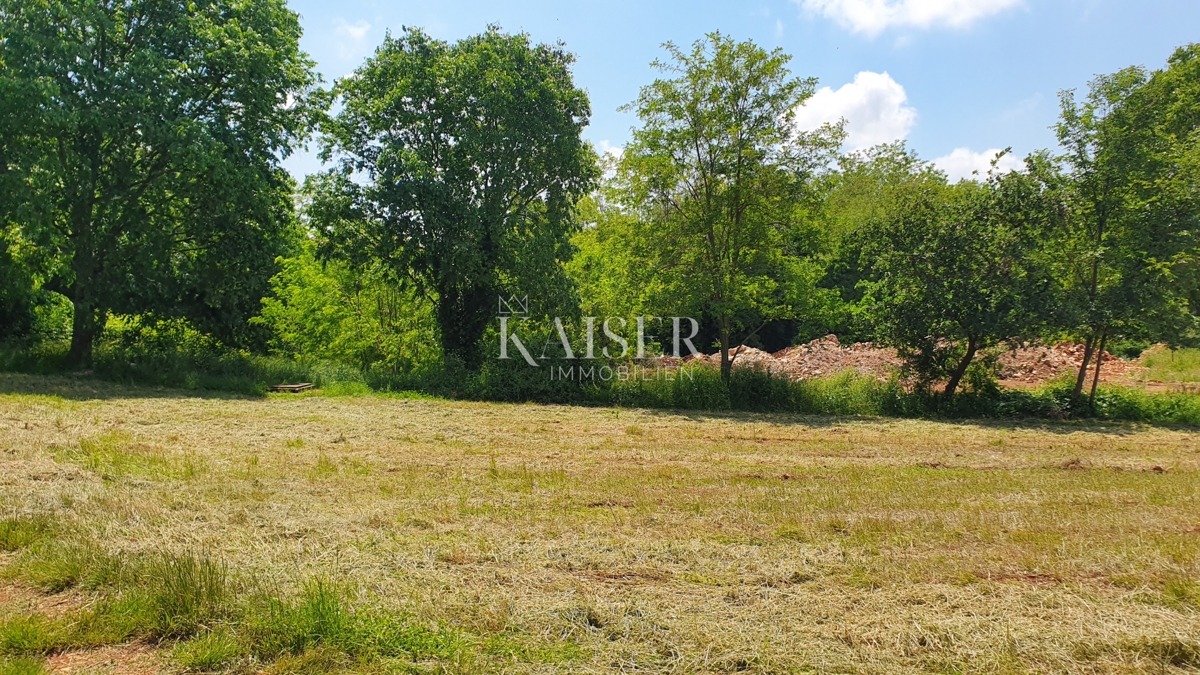 Istra - Kaštelir, gradbeno zemljišče s komunalno opremo 1550m2