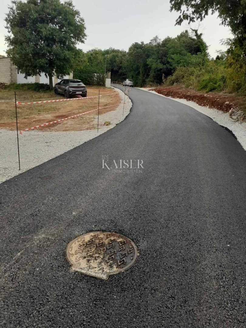 Istra - Kaštelir, gradbeno zemljišče s komunalno opremo 1550m2