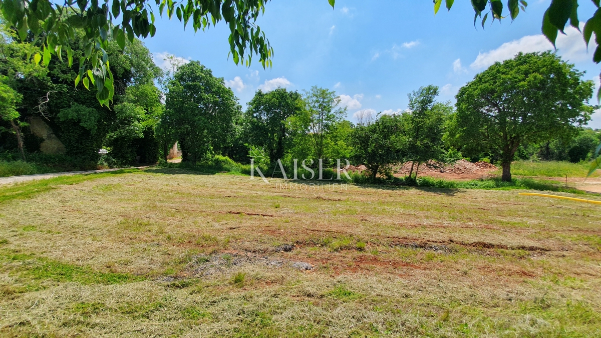 Istra - Kaštelir, gradbeno zemljišče s komunalno opremo 1550m2
