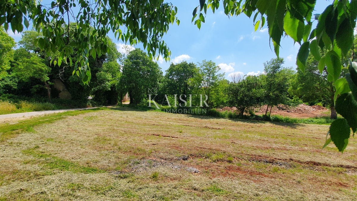Istra - Kaštelir, gradbeno zemljišče s komunalno opremo 1550m2