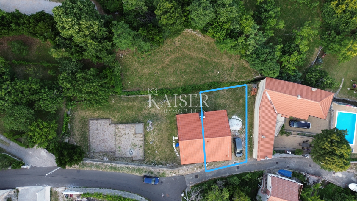 Novi Vinodolski, Bribir - dvonadstropno stanovanje z vrtom in parkiriščem
