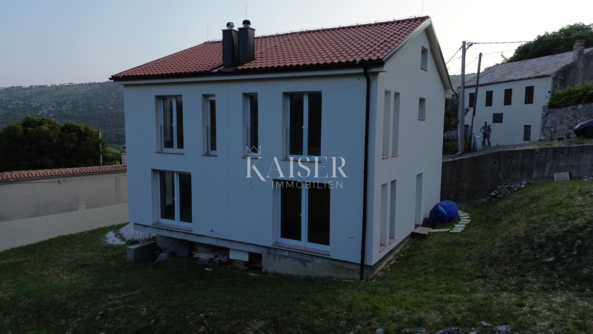 Novi Vinodolski, Bribir - dvonadstropno stanovanje z vrtom in parkiriščem
