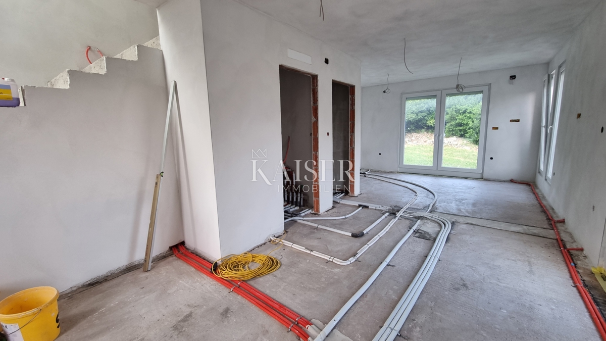 Novi Vinodolski, Bribir - dvonadstropno stanovanje z vrtom in parkiriščem
