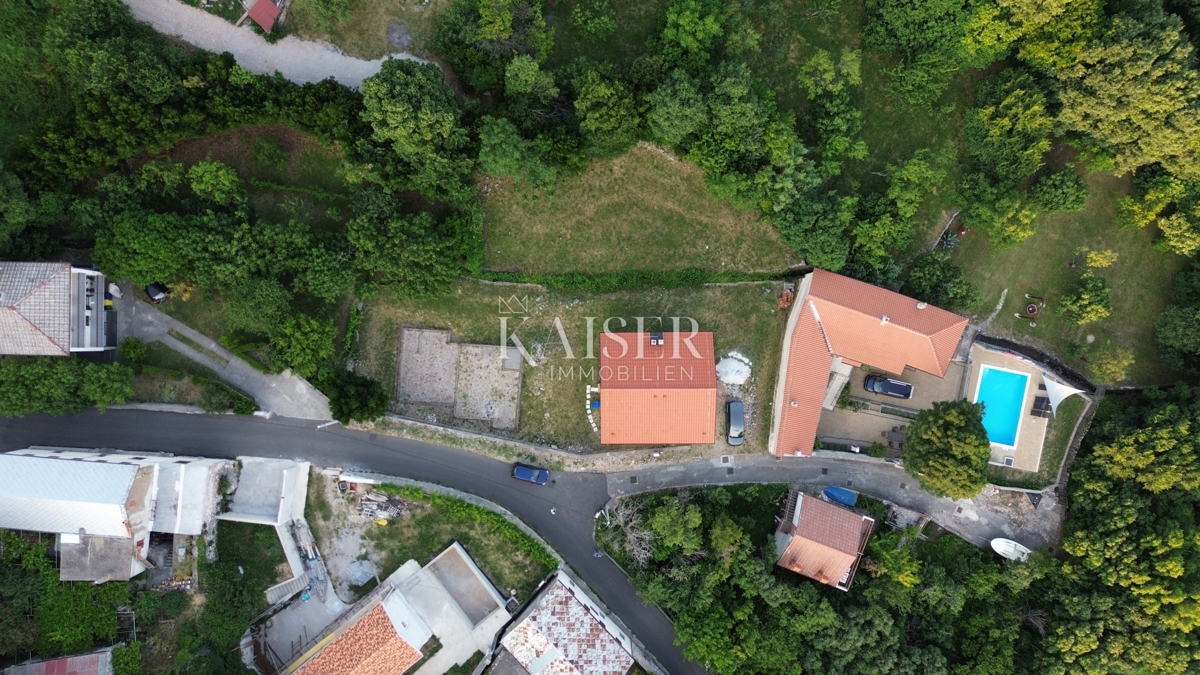 Novi Vinodolski, Bribir - dvonadstropno stanovanje z vrtom in parkiriščem