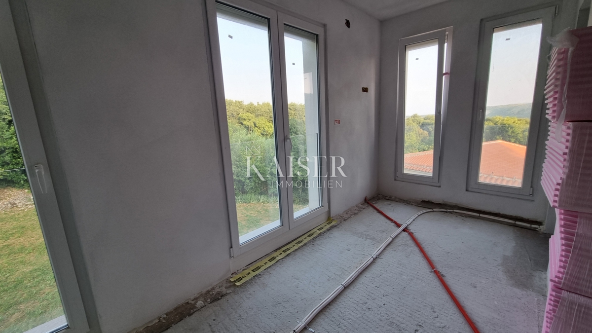 Novi Vinodolski, Bribir - dvonadstropno stanovanje z vrtom in parkiriščem