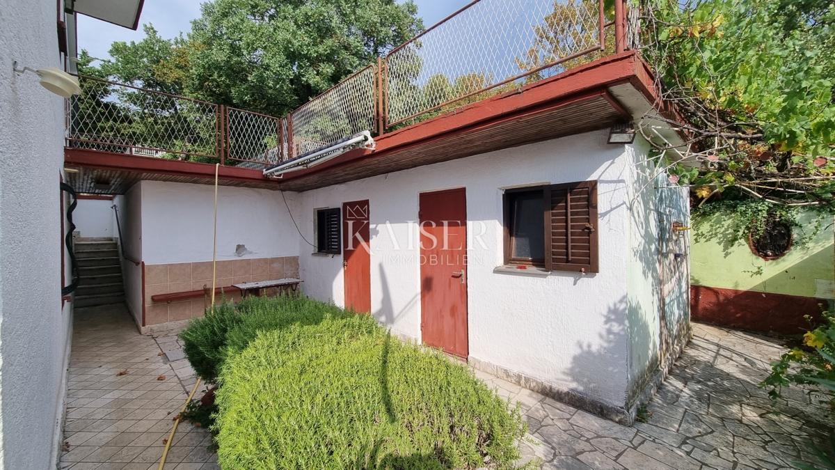 Crikvenica, Jadranovo - samostojna hiša z dvema apartmajema