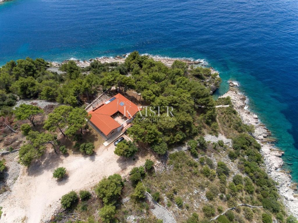 Split, Drvenik - Luksuzna kamnita vila, 8700 m2, prva vrsta do morja